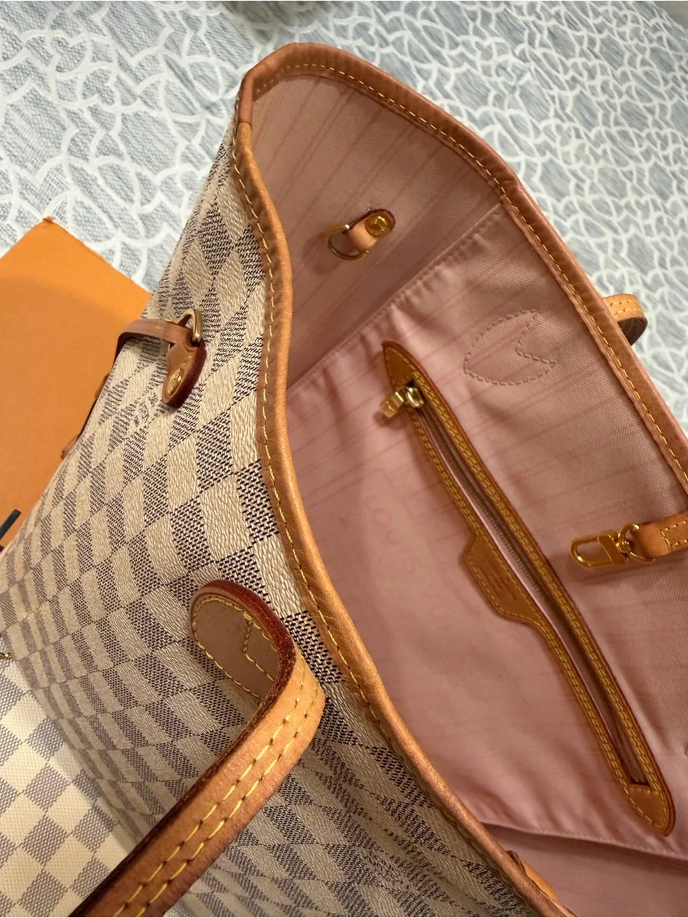Louis Vuitton Damier Azur Canvas Neverfull MM Tote in Beige with Pink Interior - Picture 6 of 17